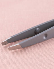 KAI Nyarming Cat Tweezers