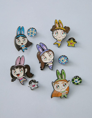 Badge en métal NewJeans x Murakami