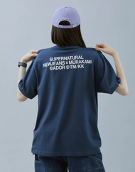 T-shirt NewJeans x MURAKAMI (bleu marine)