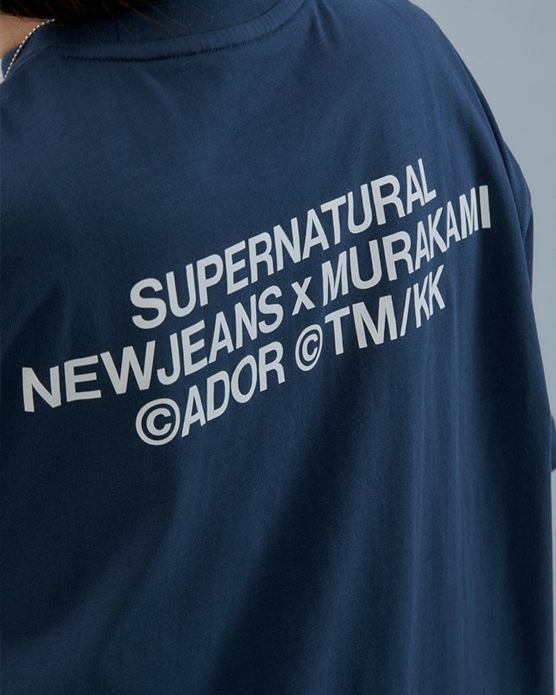 T-shirt NewJeans x MURAKAMI (bleu marine)